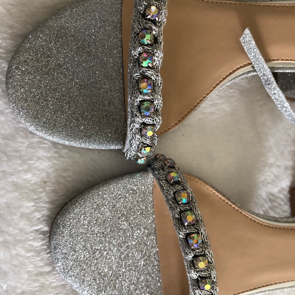 Jewel by Badgley Mischka Odonna sandals. Size 8 never worn. Brand new in box. - Picture 10 of 15